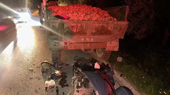 Kaza anındaki motosiklet ve traktör römorku
