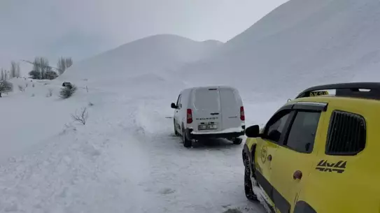 Temizlik ekiplerinin çığ kalıntılarını temizlemesi