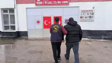 Jandarma ekipleri firari hükümlüyü gözaltına alıyor
