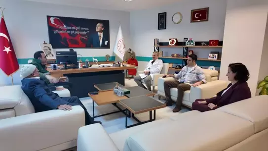 Hasan Altaş tekerlekli sandalyeleri teslim ederken