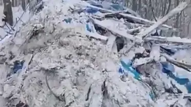 Karanlık kar altında çökük ağıl ve ölen koyunlar