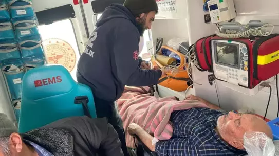 Karla kapalı köy yollarında ambulanslar