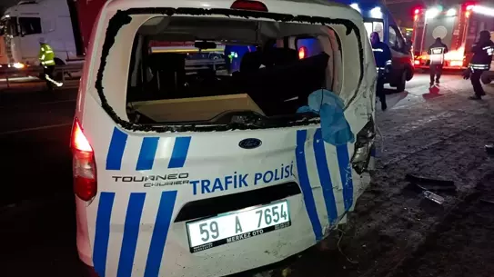 Kazada çarpışan otomobil ve polis aracı