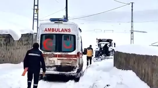 Traktörle açılan yol ve ambulans