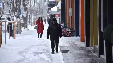 Karla kaplı yol ve temizlik ekipmanları