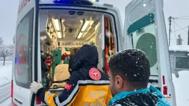 UMKE ekipleri hastayı taşıyarak yol açıyor