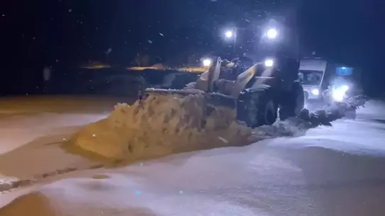İş makinesiyle kar temizleniyor
