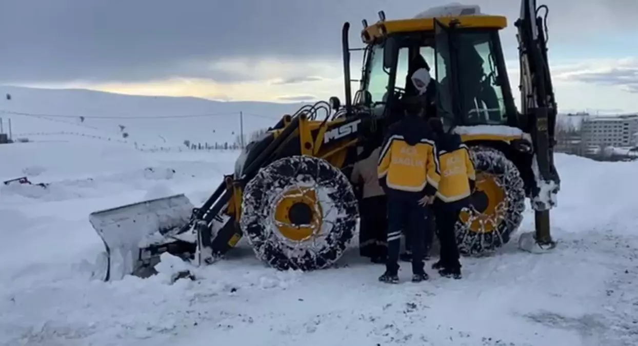 Muş'ta Karla Kaplı Köy Yolunda 78 Yaşındaki Kadın İş Makinesiyle Ambulansa Kavuşturuldu