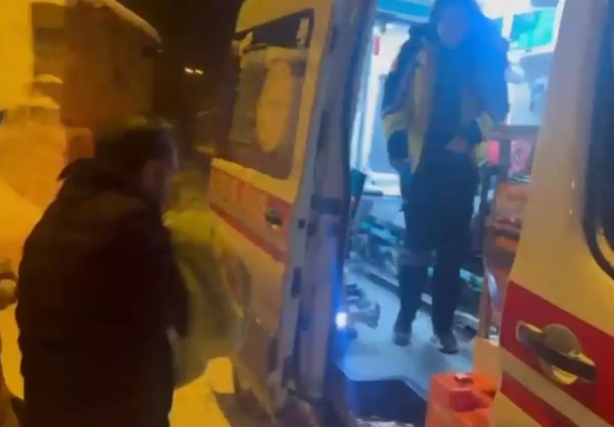 Karlı Yolda 1 Yaşındaki Bebek Sağlık Ekipleriyle Hastaneye Ulaştırıldı
