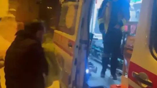 Sağlık ekipleri bebekle birlikte