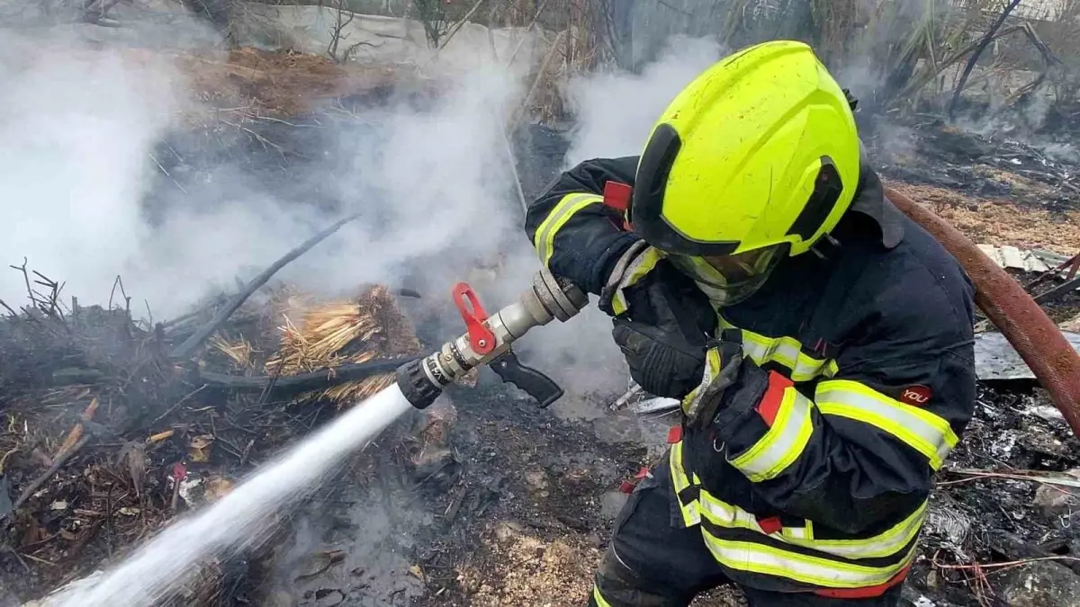Erdemli Hurdalıkta Çıkan Yangın Çevrede Panik Yarattı