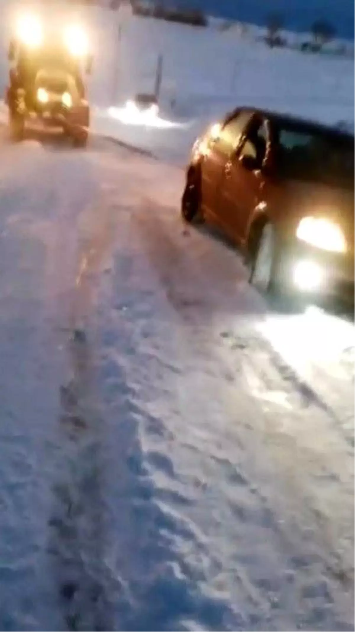 Kars'ta Karla Mahsur Kalan Araçlar Vatandaşların Traktörleriyle Kurtarıldı