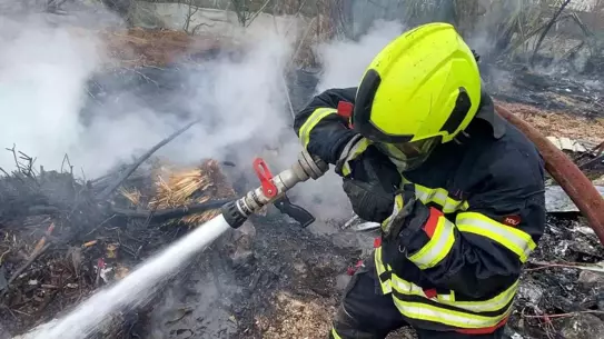 Erdemli hurdalıkta çıkan yangının ardından yükselen kalın duman