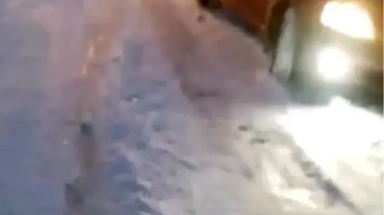 Vatandaşların traktörle araç kurtarma çalışması