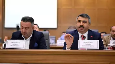 Belediye çalışanları su faturası ödemesini teslim ederken