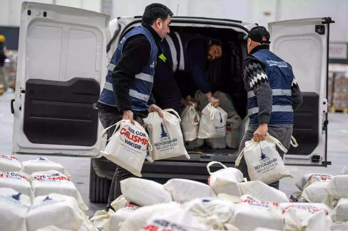 İzmir Büyükşehir Belediyesi'nden 24 Bin Haneye Ramazan Öncesi Kahvaltı Paketi Dağıtımı