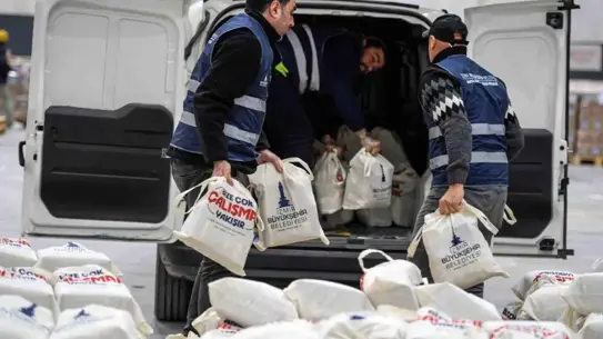 İzmir Büyükşehir Belediyesi'nden 24 Bin Haneye Ramazan Öncesi Kahvaltı Paketi Dağıtımı