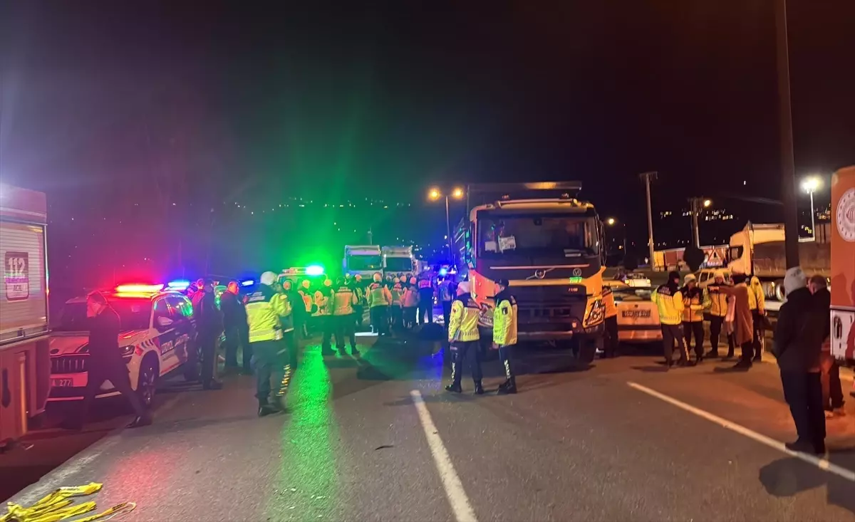 Sakarya'da Anadolu Otoyolu'nda 4 Araç Çarpıştı, Ankara Yönünde Ulaşım Durduruldu