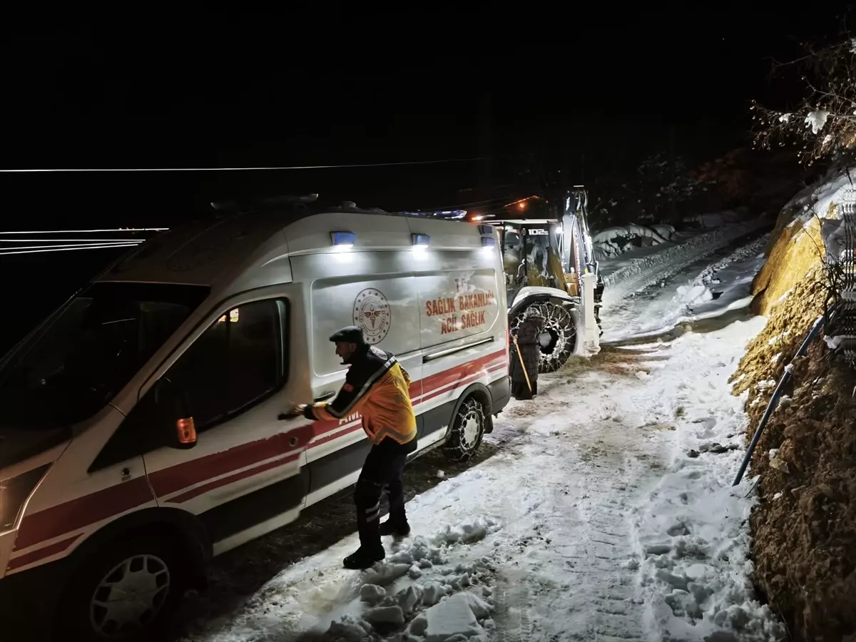 Kar Yağışı Nedeniyle Yol Kapandığı Köyde Felçli Hastaya Acil Yardım