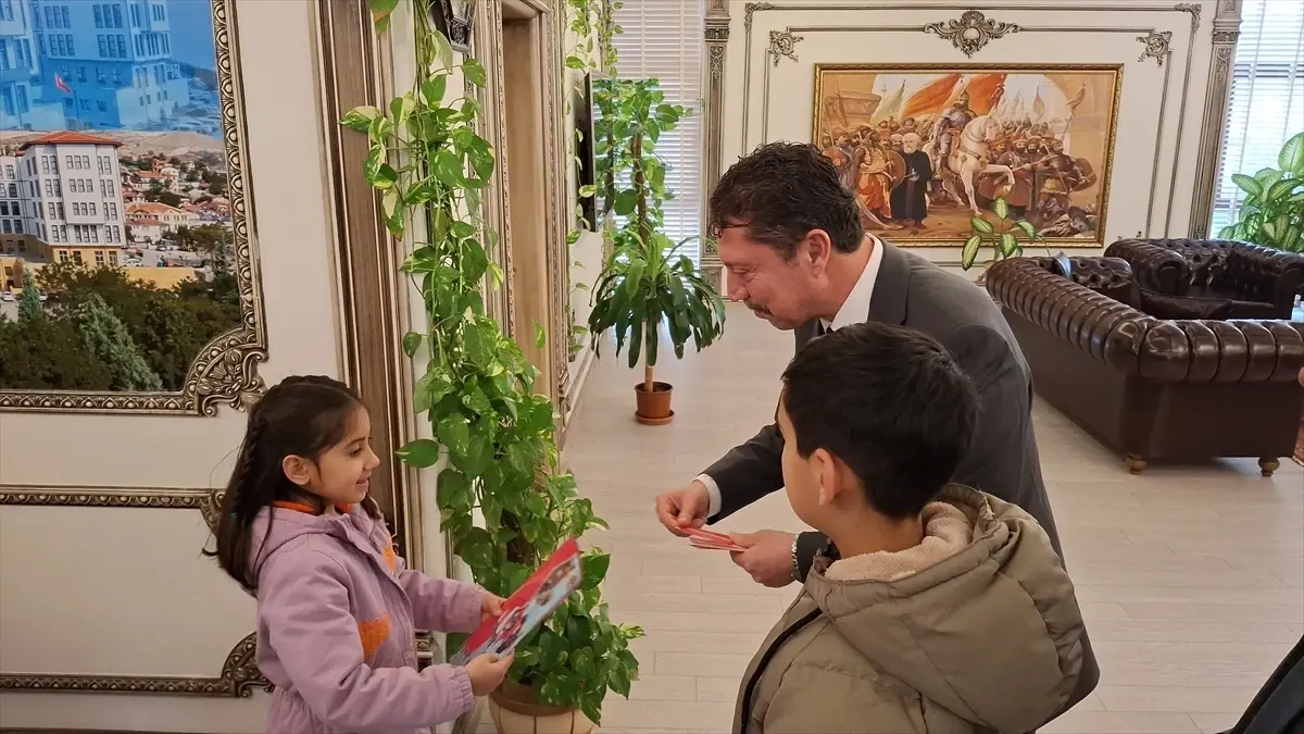 Beypazarı Belediyesi, Öğrencilere Karne Kutlaması İçin Sinema Bileti ve Bayrak Dağıttı