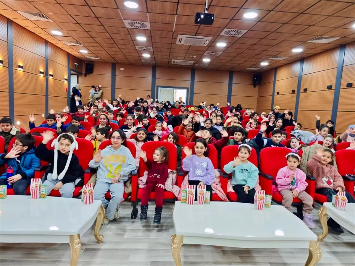 Darende Belediyesi Çocukları Sinema Salonunda Buluşturdu