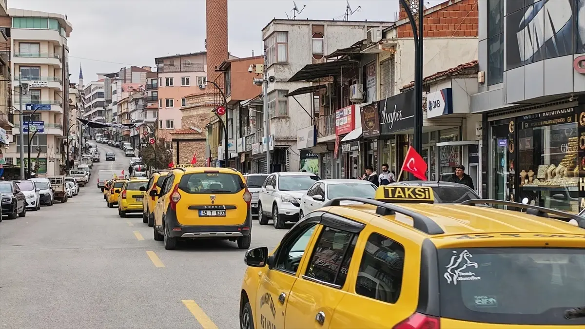 Demirci'de Taksi Şoförleri Türk Bayrağına Yönelik Saldırıyı Konvoyla Protesto Etti
