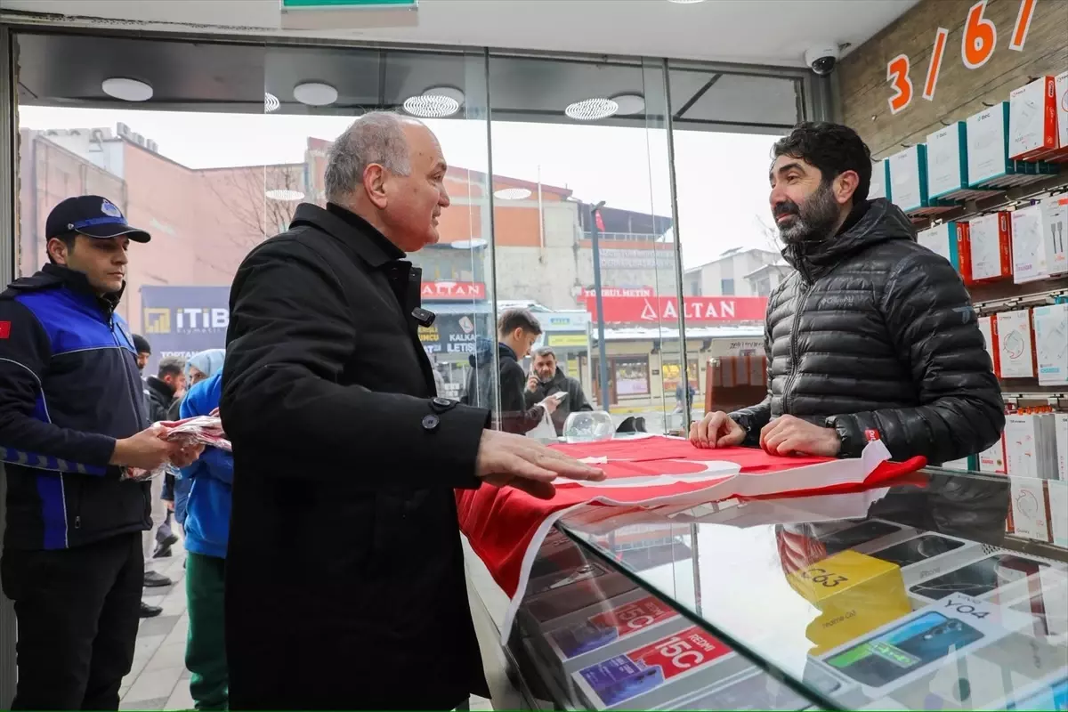 Düzce’de Esnafa Türk Bayrağı Dağıtıldı: YPG/SDG Yandaşlarının Saldırısına Tepki