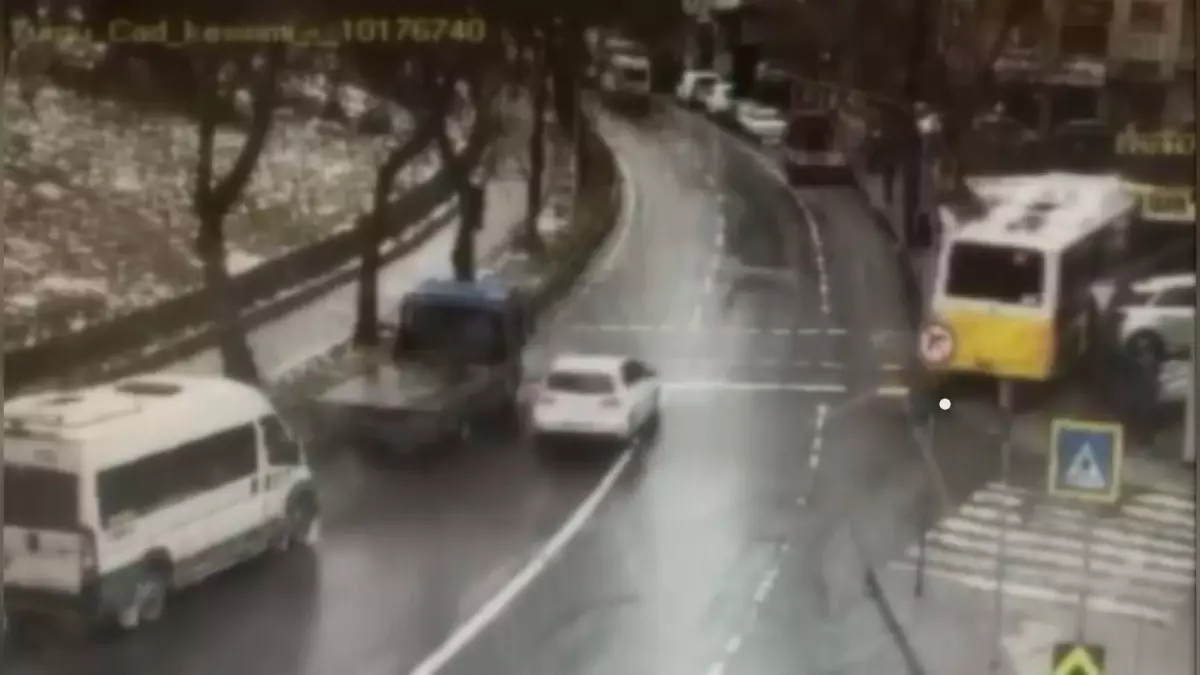 Esenler'de İETT Otobüsü Kontrolden Çıkarak Otoparka Girdi, Yaya Son Anda Kurtarıldı