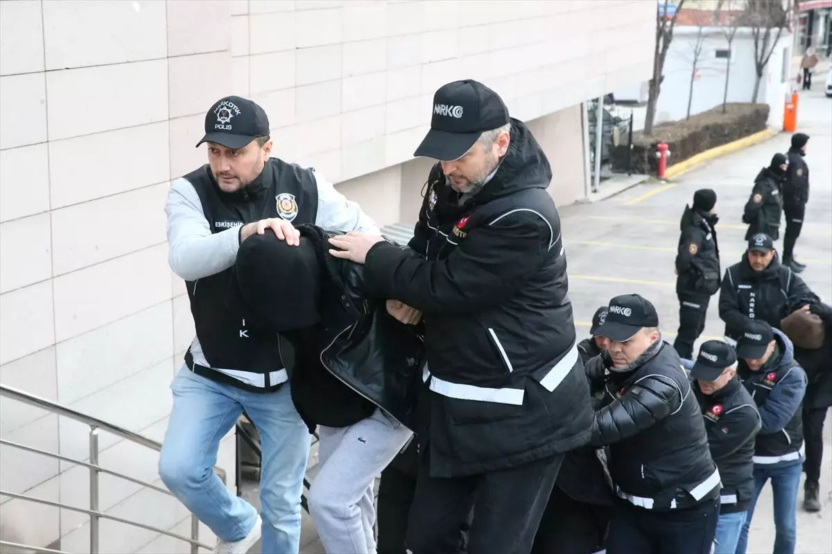 Eskişehir'de Uyuşturucu Operasyonu: 15 Şahıs Gözaltında, 7 Tutuklandı