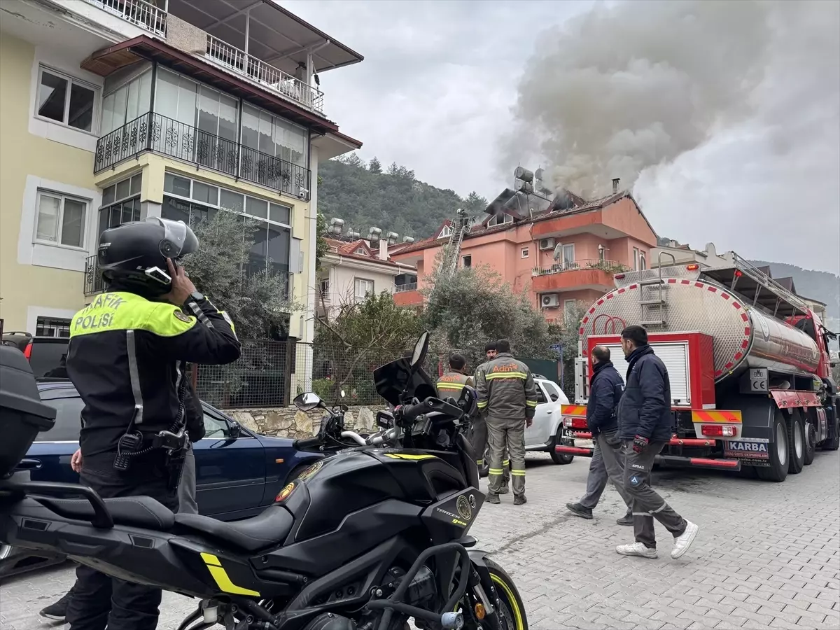 Fethiye’de 3 Katlı Evde Çatı Yangını Büyük Hasara Yol Açtı