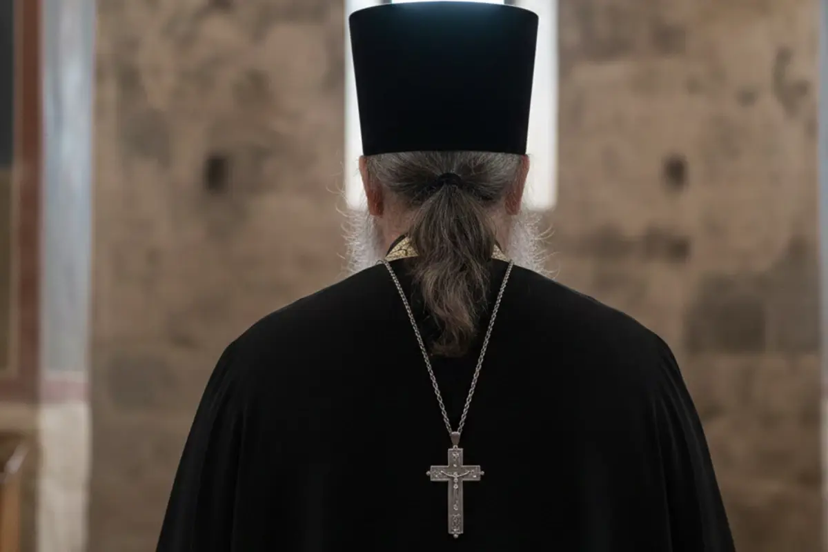 Hindistan'da Papaz Bipin Bihari Naik'e Şiddetli Saldırı: Zorla İnek Dışkısı Yedirildi