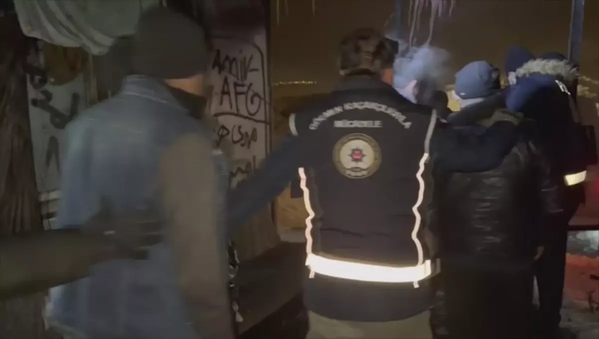 Kars'ta Metruk Binada Saklanan 14 Afgan Kaçak Göçmen Yakalandı