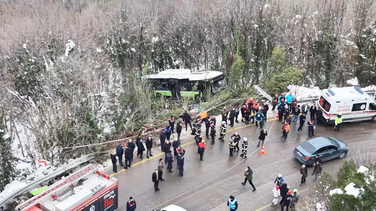 Kartepe'de Belediye Otobüsü Devrildi: 12 Kişi Yaralandı