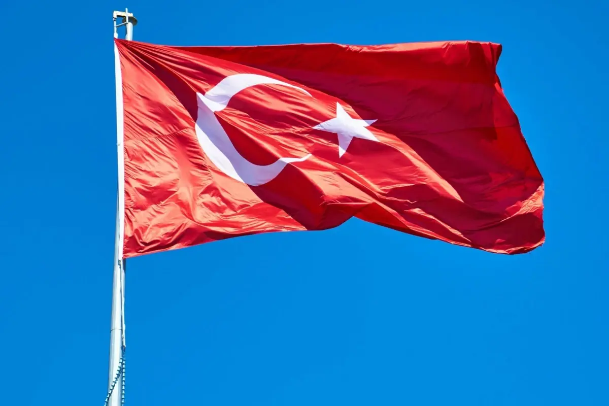 Kocaeli'de Yıpranmış Bayrak Olayı Sonucu 3 Şahıs Tutuklandı