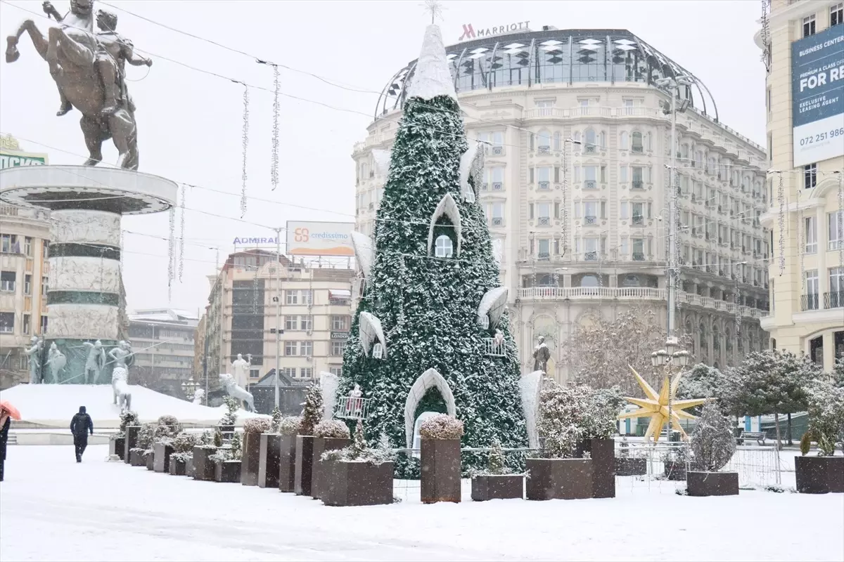 Üsküp’te Şiddetli Kar Yağışı Şehri Beyaza Döndürdü