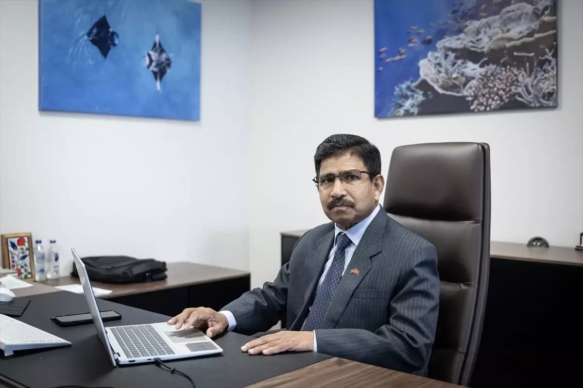 Maldivler Büyükelçisi Latheef, 2025 Yılın Kareleri Fotoğraf Yarışmasında Değerlendirme Yapıyor