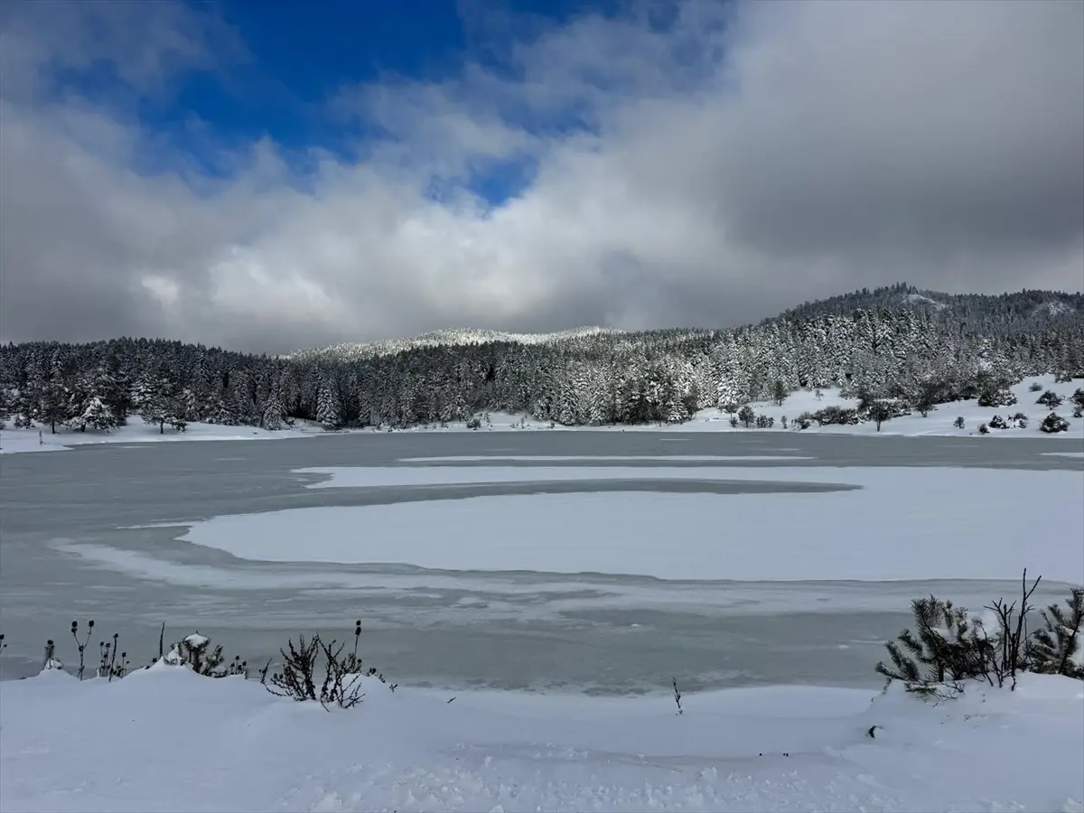 Sakarya'da Karagöl Yaylası'nda Buzla Kaplanan Gölet Görüntülendi
