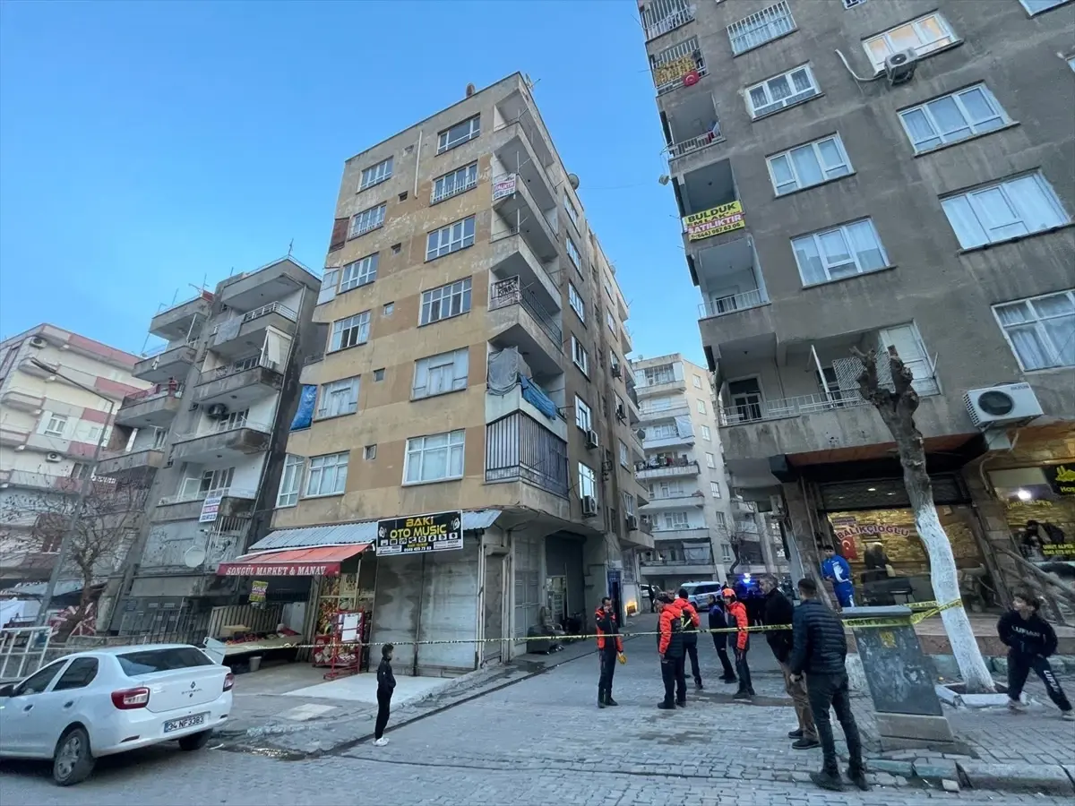 Şanlıurfa’da Bülent Apartmanı Ses İhbarı Nedeniyle Tedbirli Boşaltıldı