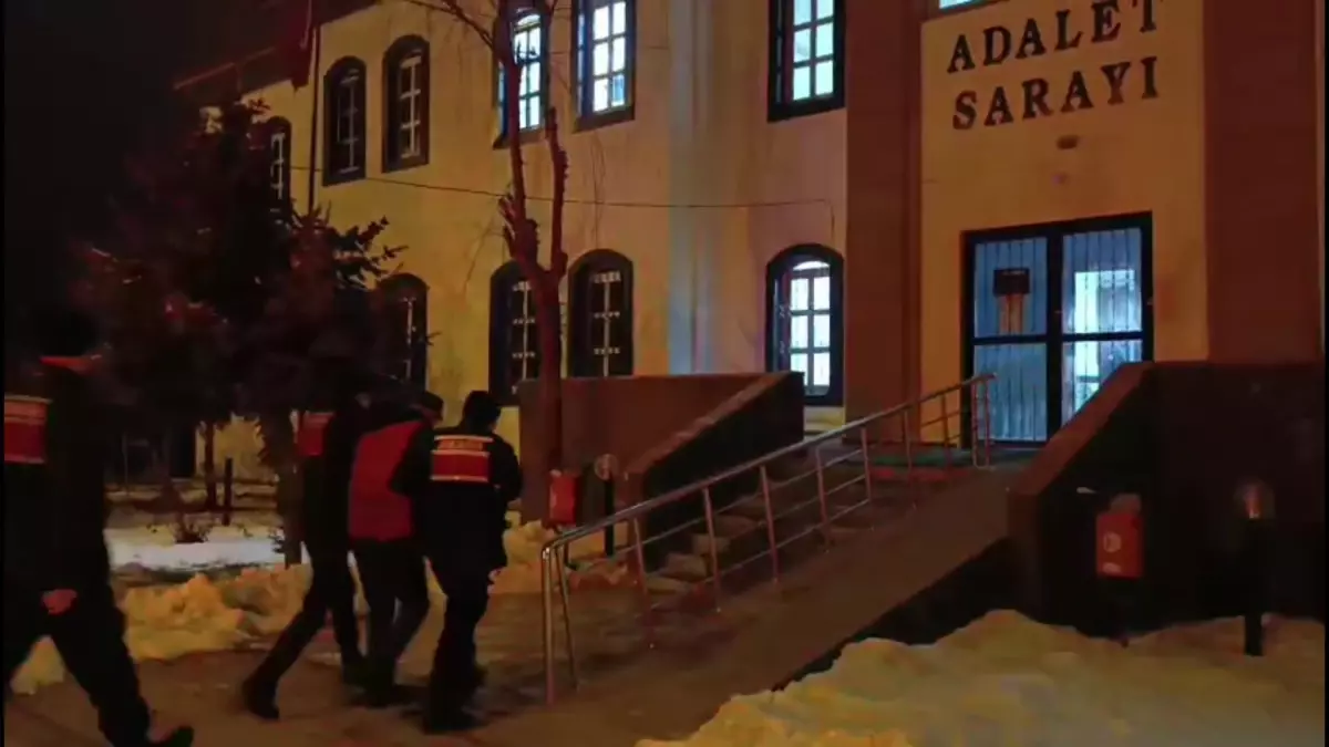 Sivas'ta Jandarma Operasyonu: 5 Şahıs Tutuklandı, Uyuşturucu Madde Ele Geçirildi