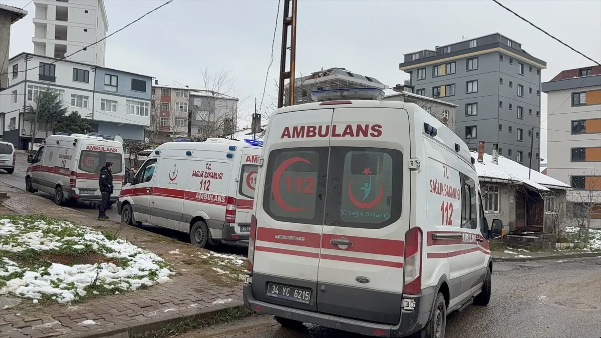 Sultanbeyli'de 5 Katlı Bina Yangını: 12 Kişi Dumanı Nefes Alarak Hastaneye Kaldırıldı