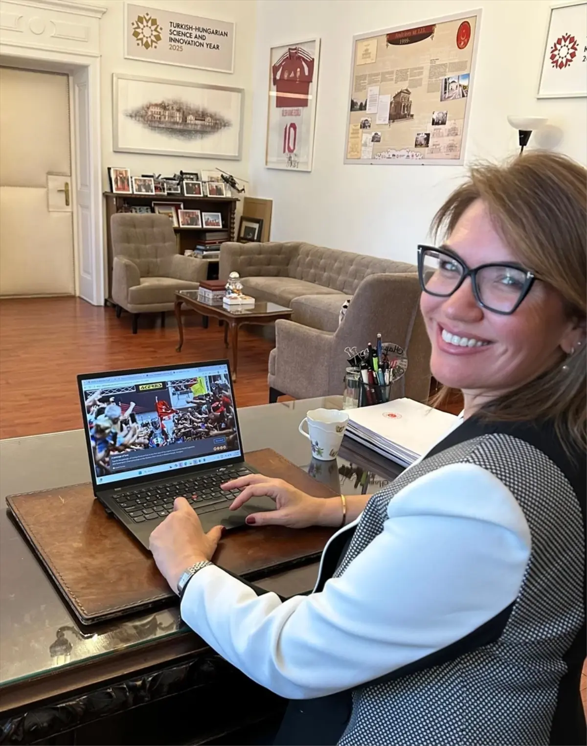 Büyükelçi Ekşioğlu, 'Yılın Kareleri' Fotoğraf Oylamasına Katıldı ve Gazze Açlık Sorununu Vurguladı