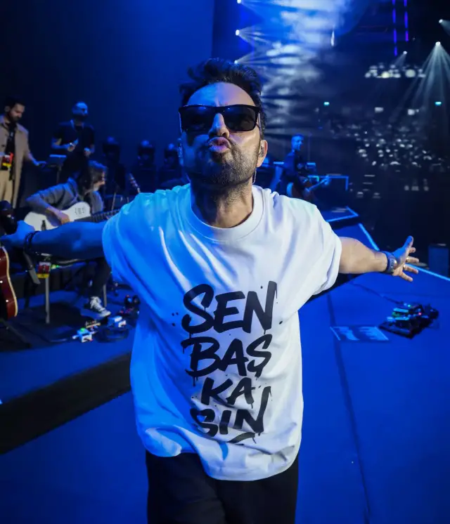 Sahnedeki Tarkan ve Cem Yılmaz