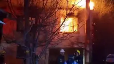 Yangın sonrası hasar görmüş ahşap evin görüntüsü