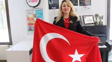 Göksen Tosuner sahnede performans sergiliyor