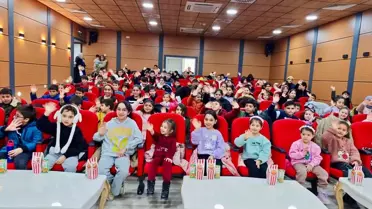 Sinema salonunda gösterilen film sahnesi