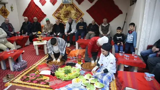 Edirne Huzurevi sıra gecesinde sunulan çiğ köfte