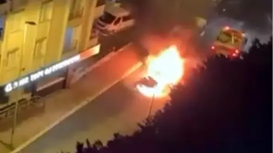 Yangın sonrası Esenyurt'ta söndürülen araç