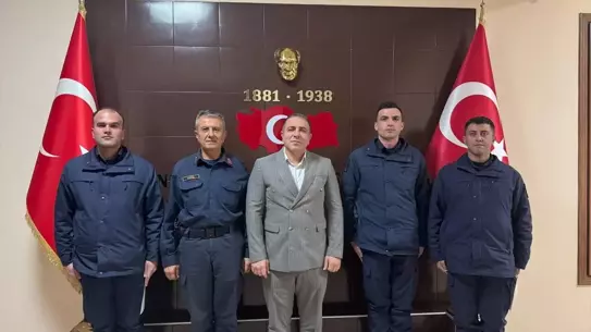 Jandarma ekibi hastayı sağlık ekiplerine teslim ederken