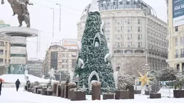 Üsküp sokaklarında kar birikintileri