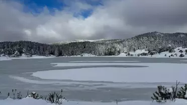 Karagöl Yaylası'nda donmuş gölet